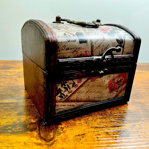 Vintage Jewlry Box/ Decorative Jewlry Box - Picture 2 of 7